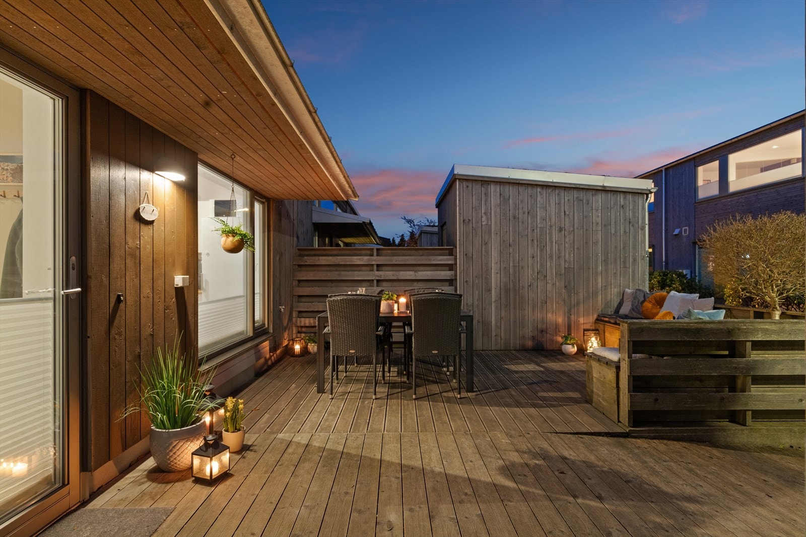 Lun og solrik terrasse med gode solforhold. Galleribilde