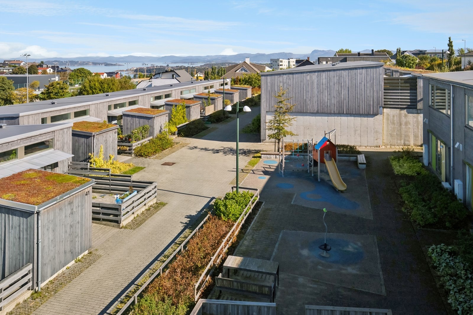 Gateplan - det tilhører 1 fast p-plass i carport m/el-lader. 19 stk gjesteparkeringer. Galleribilde