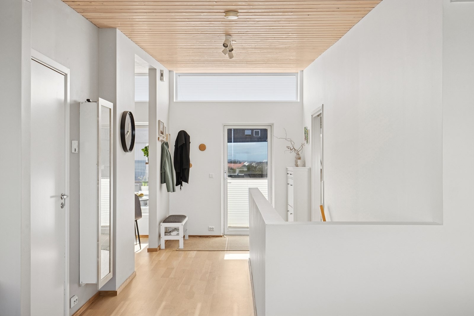 Velkommen inn 1. etasje. Her får du stue og kjøkken, bad og soverom 1. Galleribilde
