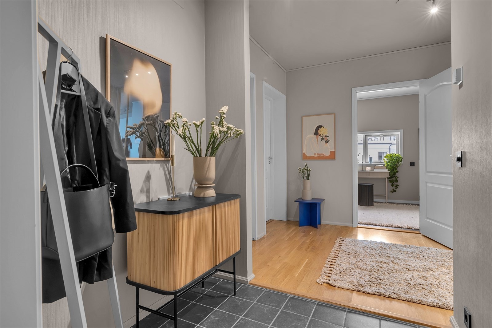 Flislagt gang med varme i gulv Galleribilde