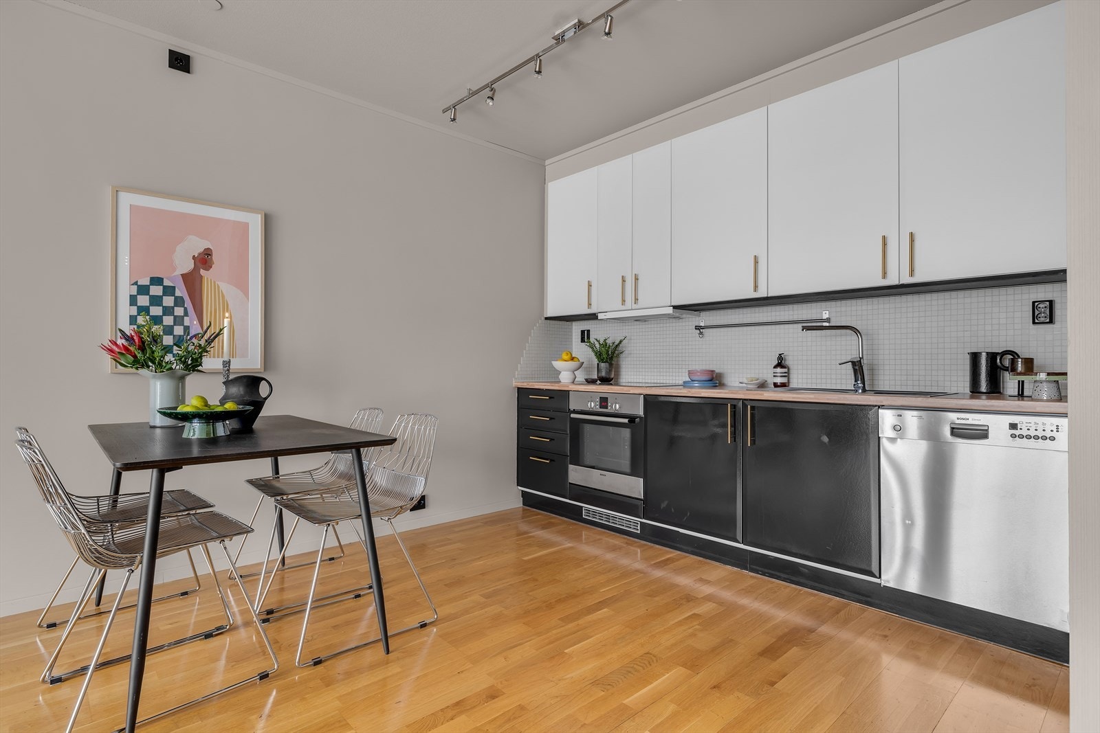 Stilren kjøkkeninnredning med god skapplass Galleribilde