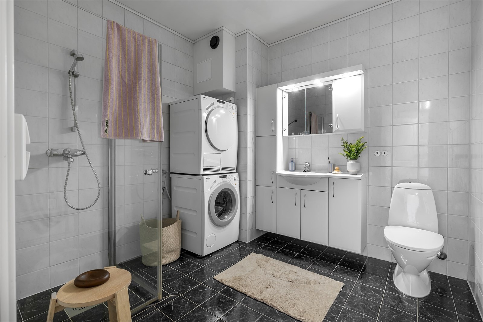 Pent flislagt bad med varme i gulv Galleribilde