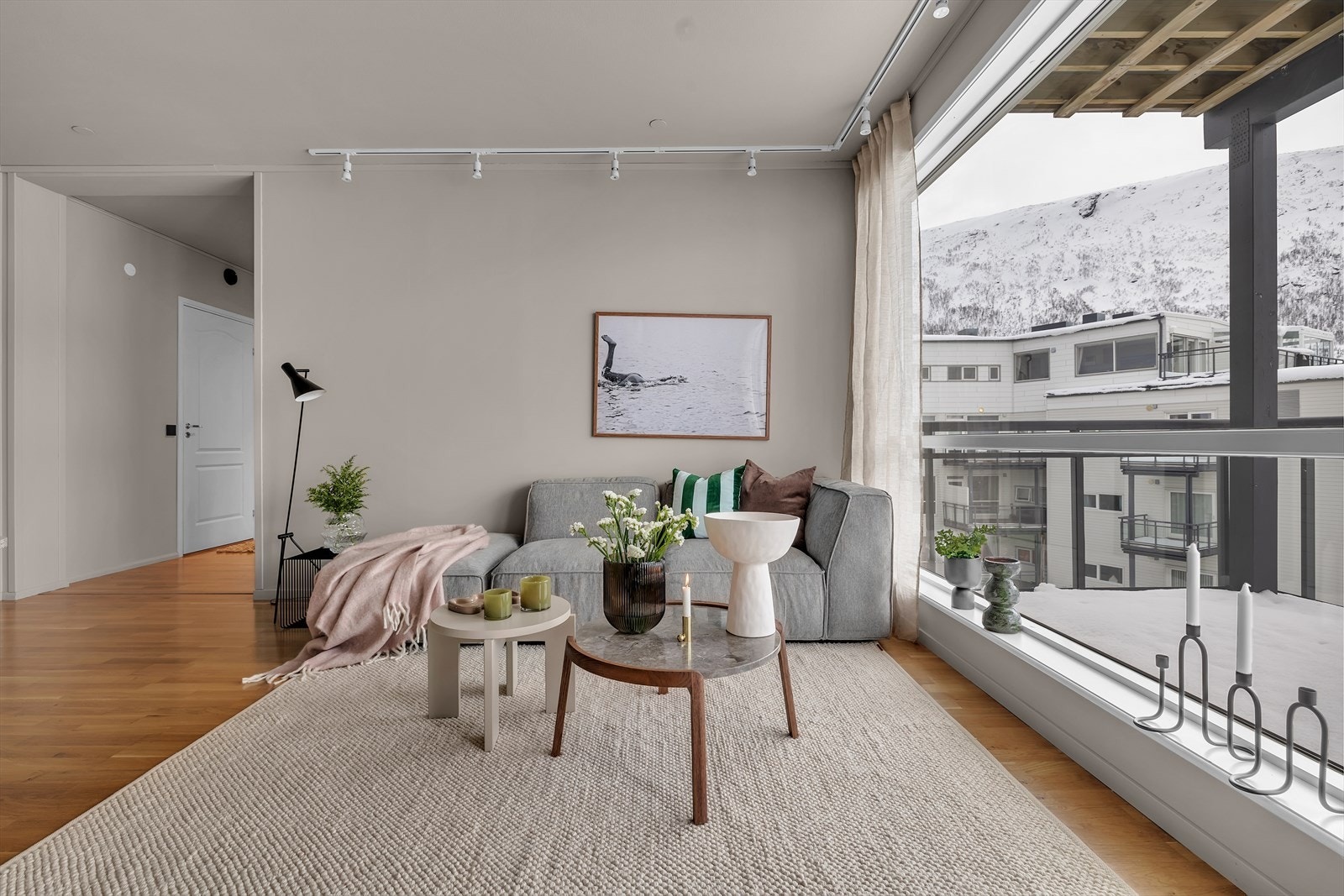 Store vindusflater slipper inn godt med naturlig lys Galleribilde