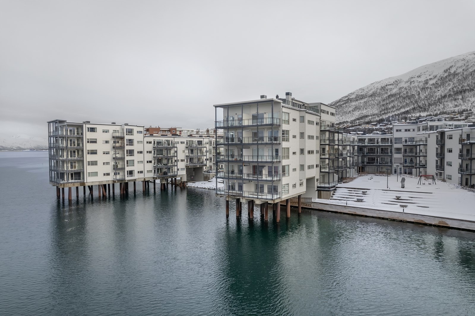 Nærmiljøet har flere lekeplasser, flotte strandarealer og en rekke hyggelige treffpunkter Galleribilde
