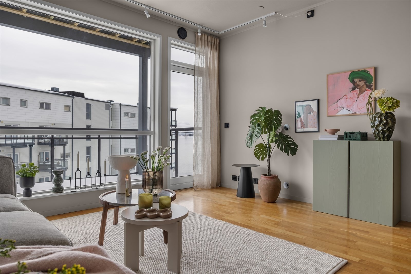 Leiligheten fremstår som innbydende og lys Galleribilde