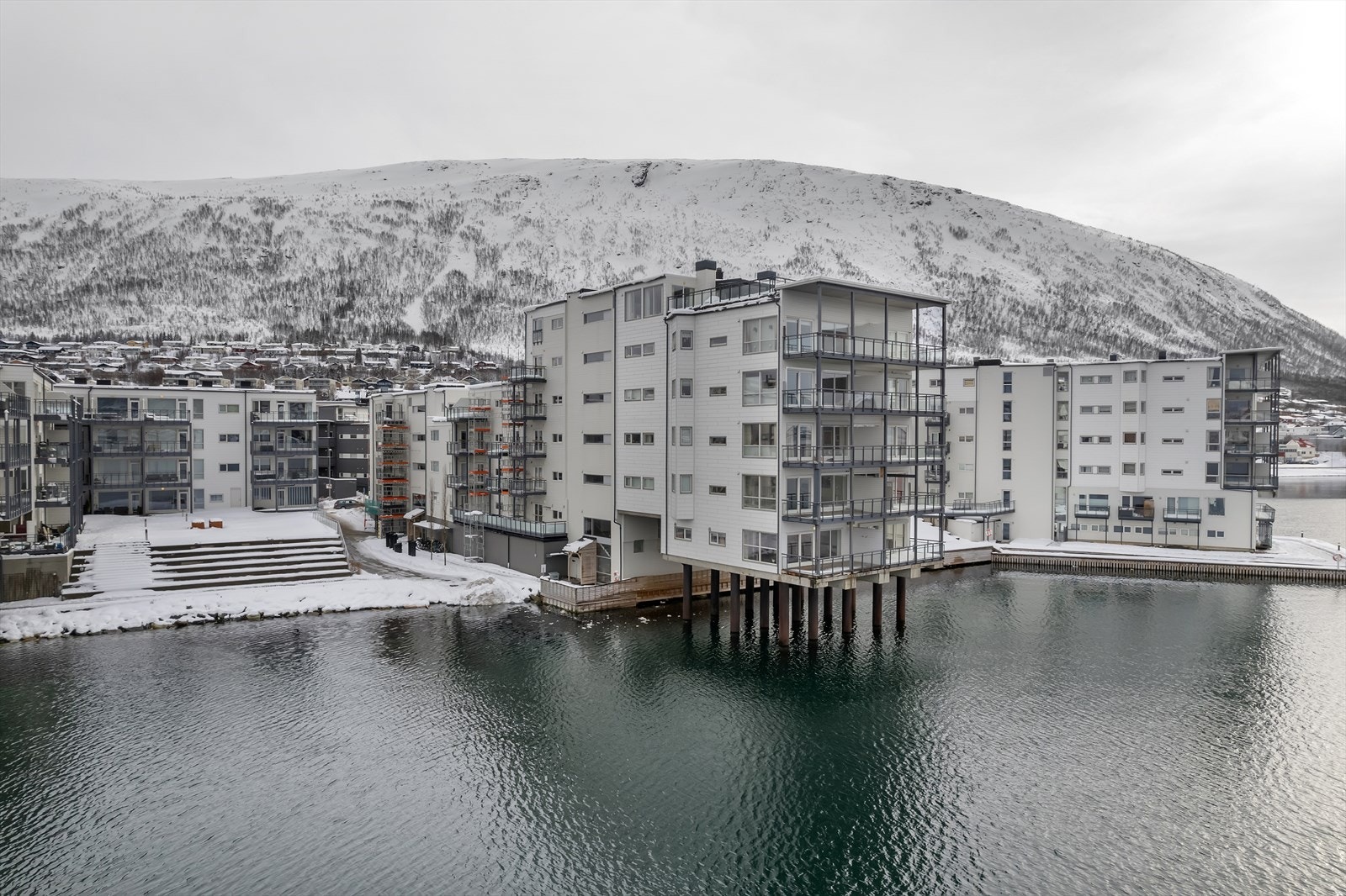 Tomasjordnes er et populært område som er utbygget i en moderne og maritim stil Galleribilde