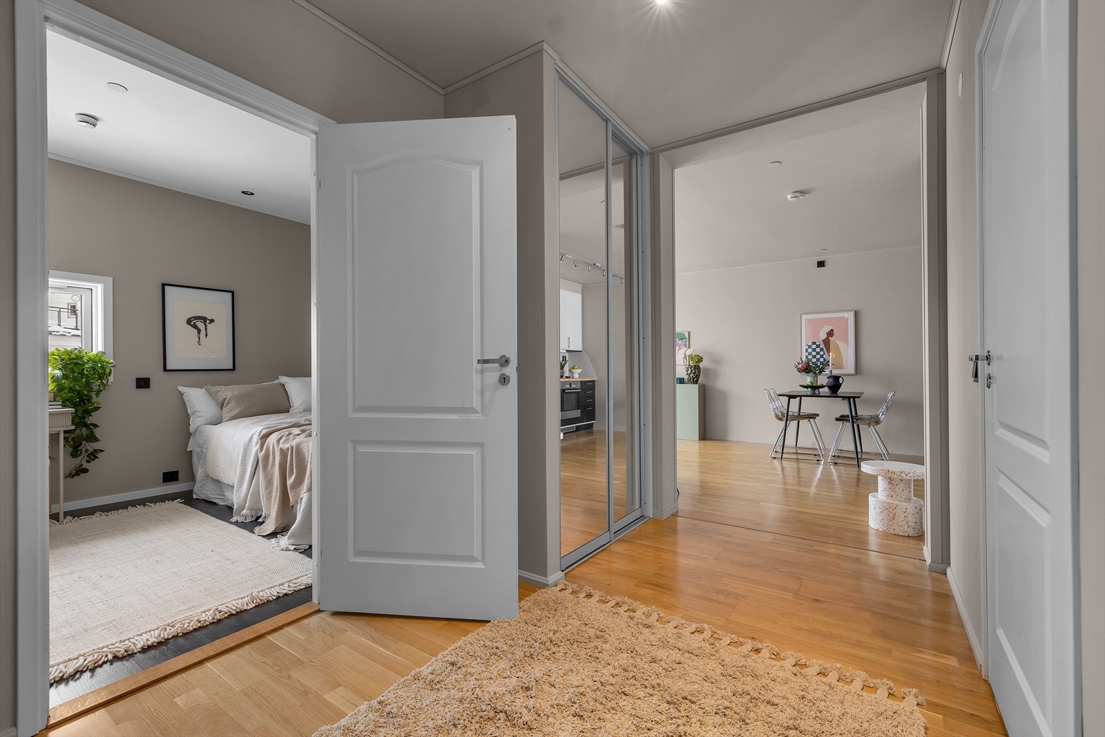 Praktisk skyvedørsgarderobe i gang Galleribilde