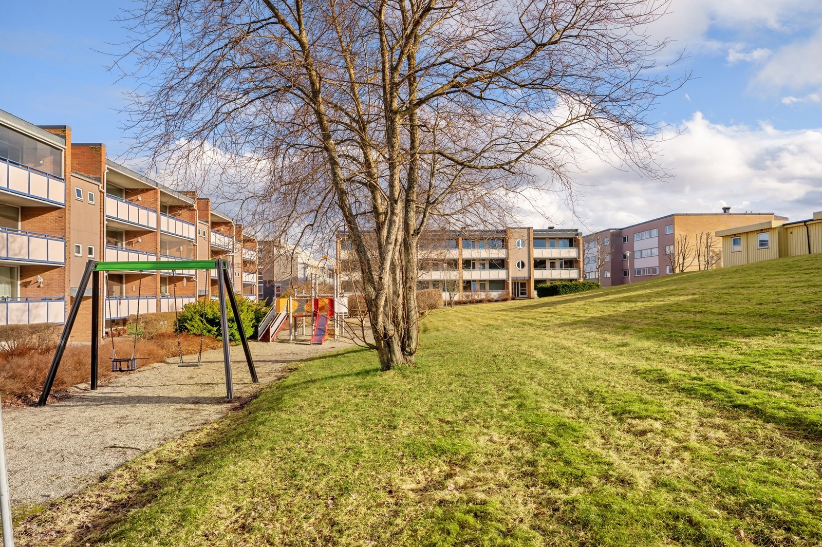 Borettslaget har pent opparbeidet fellesareal med lekeplasser, benker, bålpanne. Gresset blir klippet av vaktmester. Det er heller ingen gjennomkjøringstrafikk her som gjør at det er stille og rolig. Galleribilde
