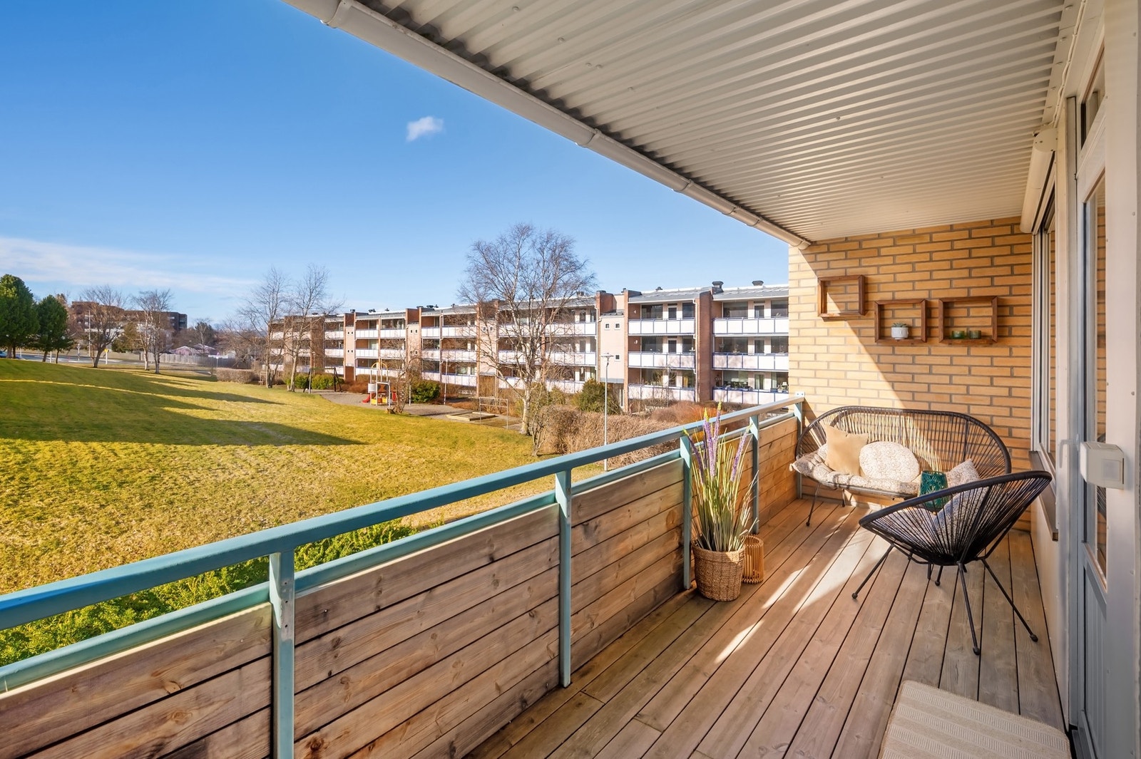 Leiligheten ligger fint til i 2. etasje og vender mot borettslagets fellesareal. Galleribilde