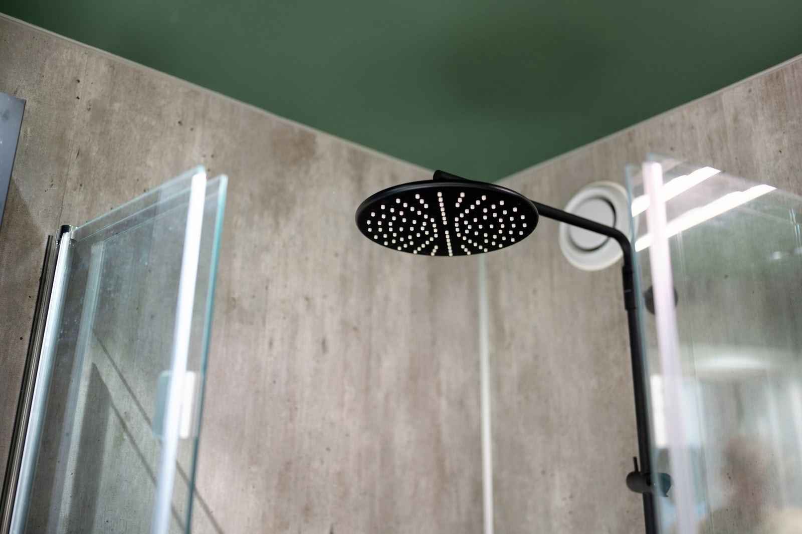Varmekabler i gulvet og downlights i himling. Galleribilde