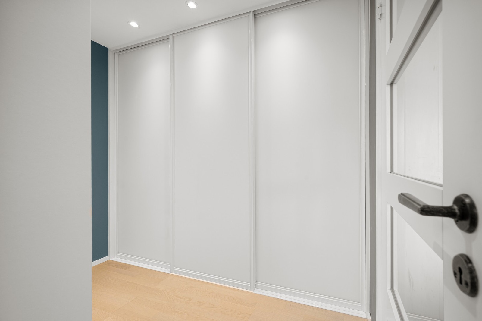 Alle downlights og taklamper i leiligheten kan dimmes. Galleribilde