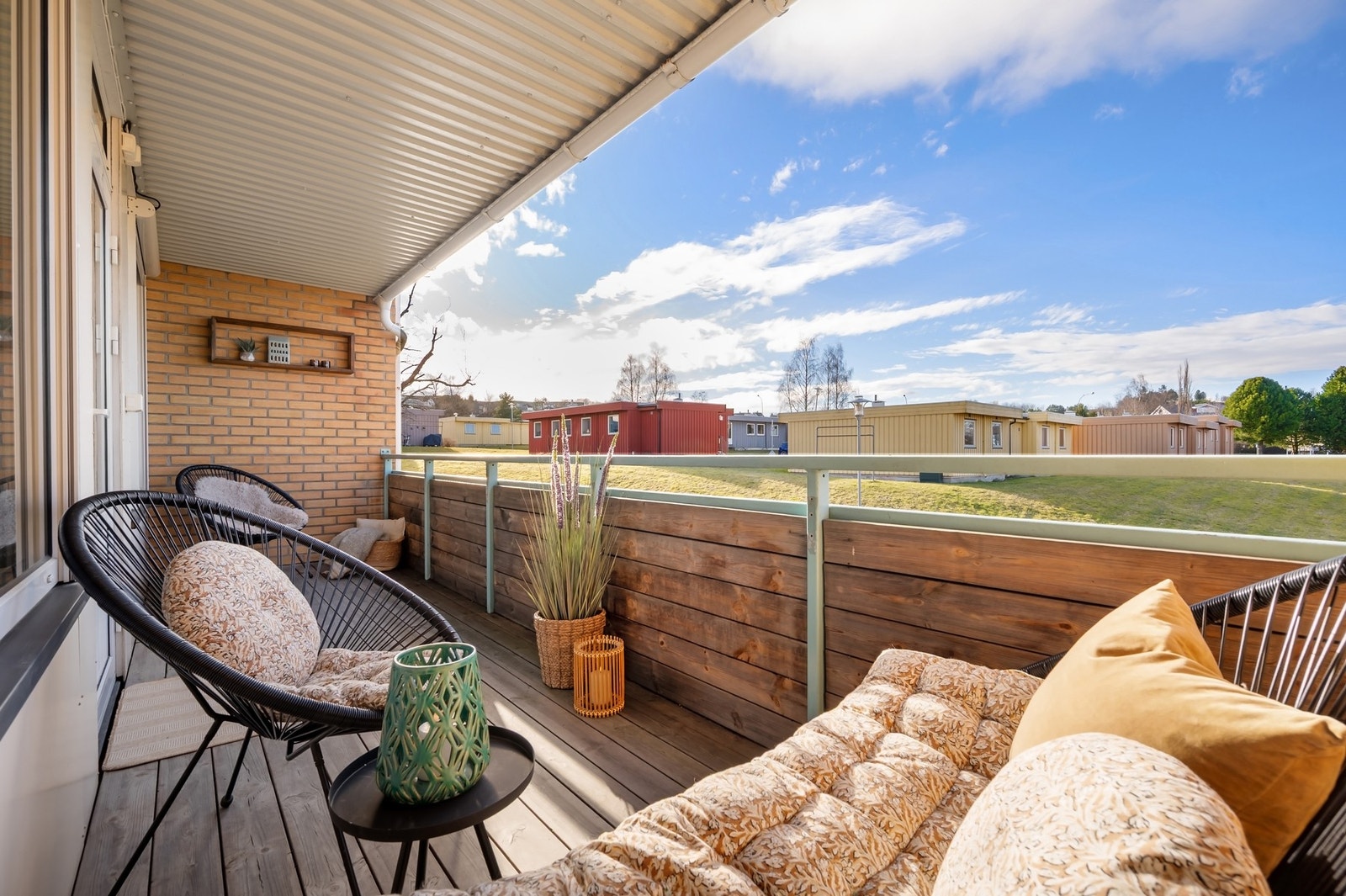 Nye terrassebord er etablert av selger. Galleribilde