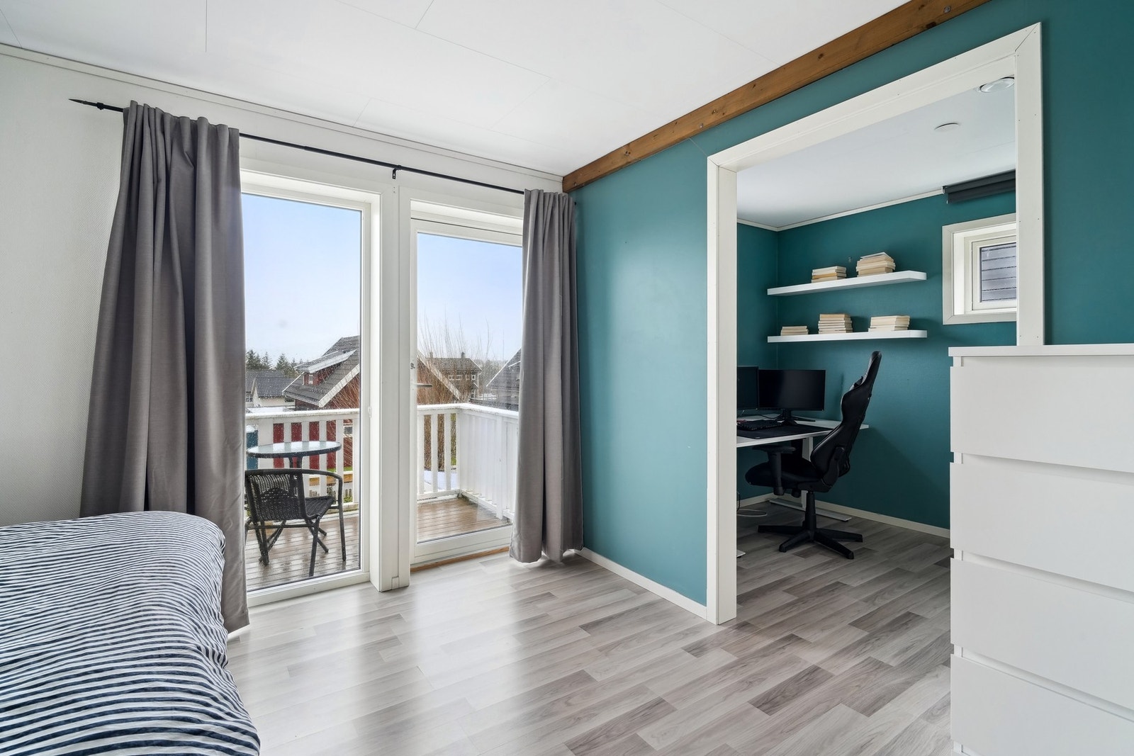 Tidligere eier har utvidet original stue ved å åpne opp veggen mellom tidligere soverom. Her er det muligheter for et tredje soverom. Galleribilde