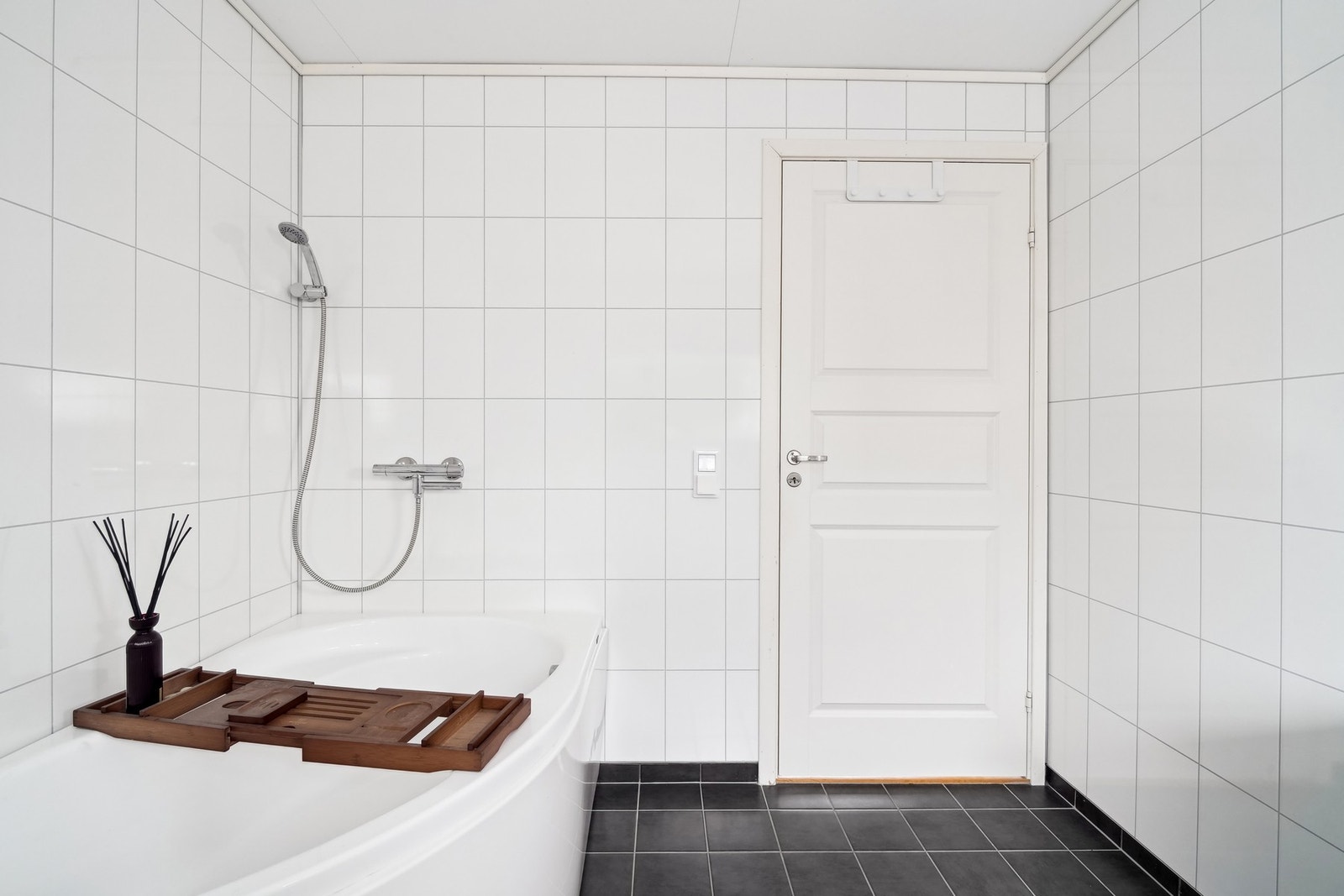 I andre etasje finner du et flott badekar utmerket for lange, avslappende bad. Et herlig alternativ til dusjen i første etasje. Galleribilde