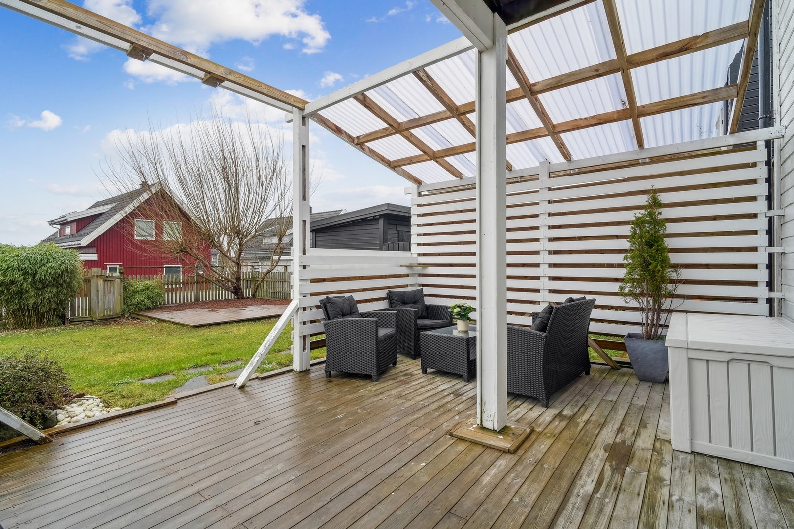 Fra stuen fører veien videre til en stor markterrasse og det flotte uteområdet eiendommen har å by på. Galleribilde