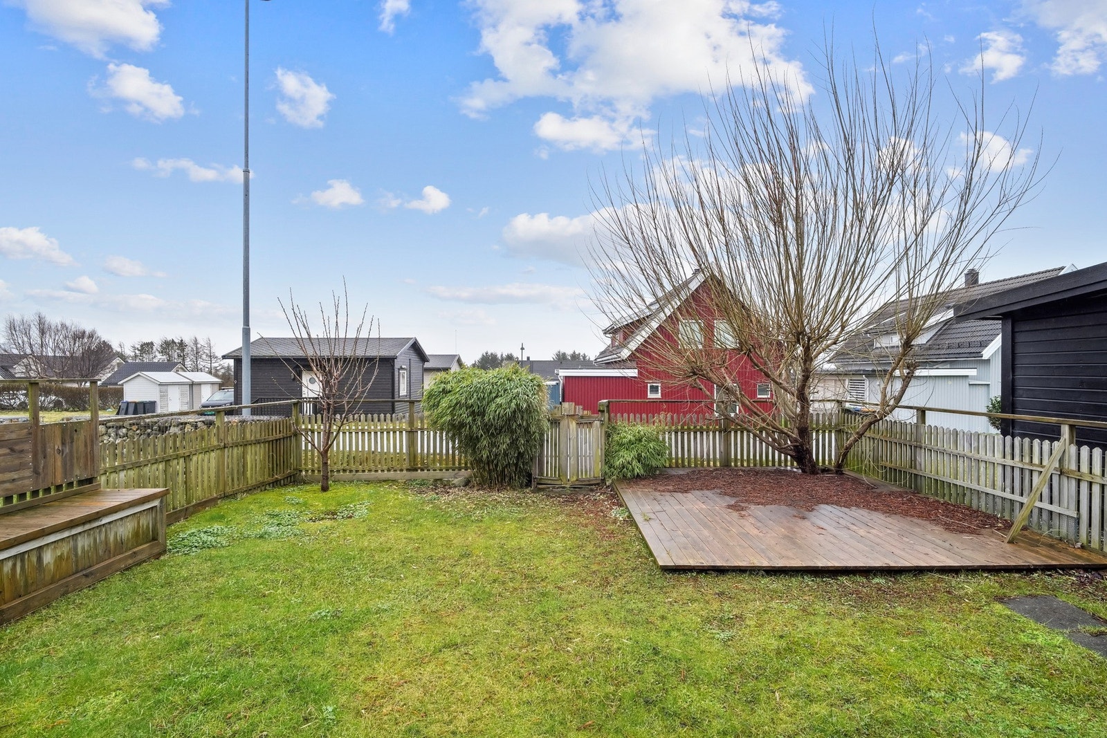 Videre disponerer boligen en flott opparbeidet hage. Badebassenget kan uten problem settes ut på terrasseplatten i bakkant, denne på omtrent 12 m². Galleribilde