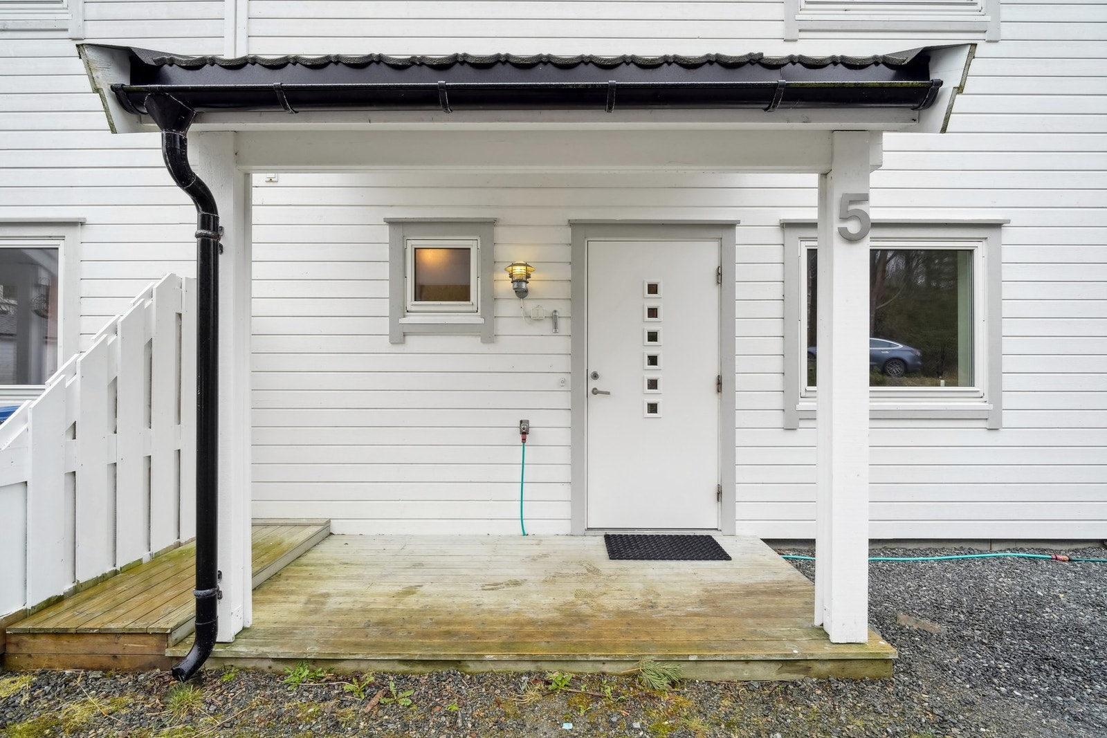 Inngangspartiet finner du på nordsiden av huset, partiet er også overbygd. Galleribilde