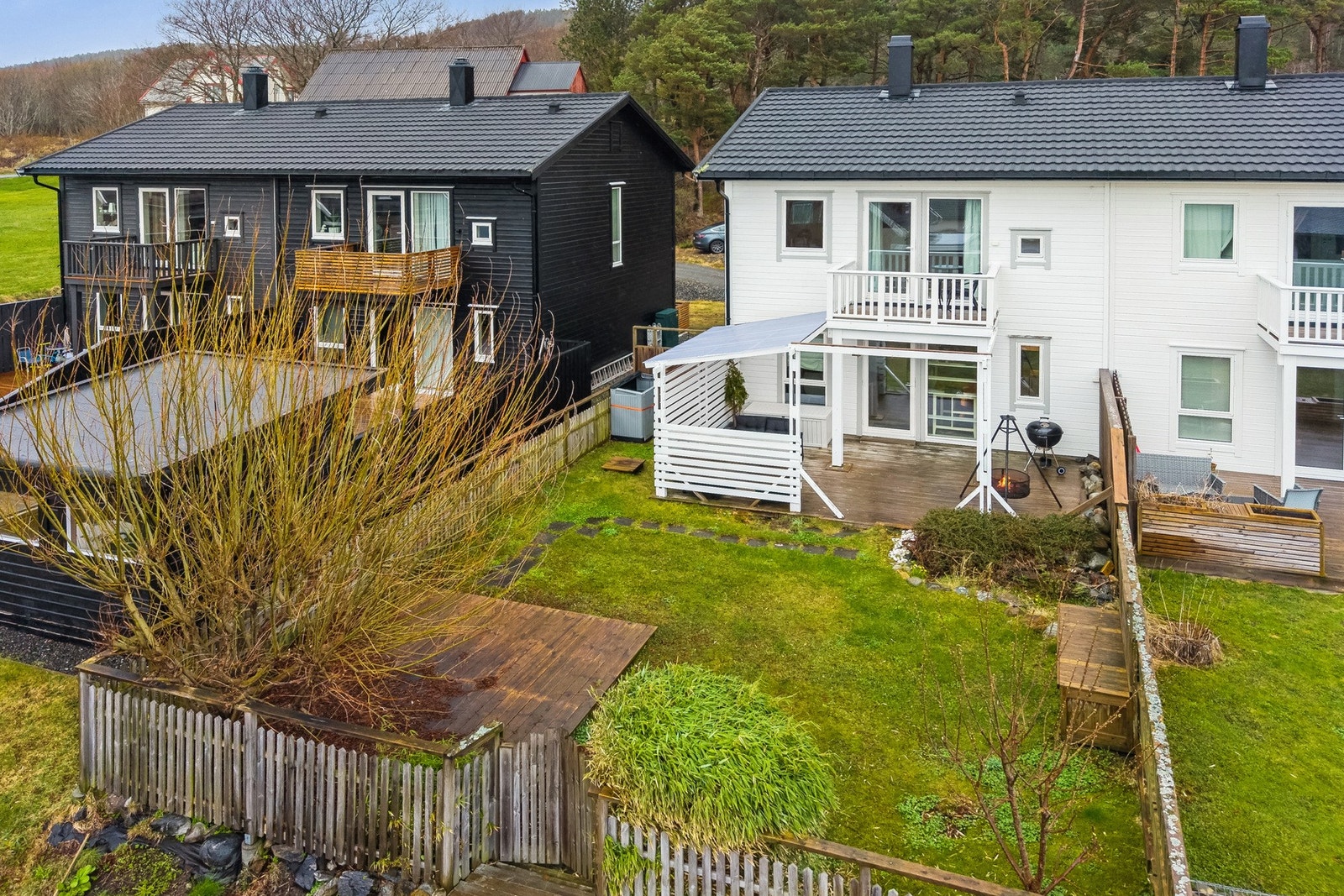 Eiendommen byr mellom annet på flere uteområder og en romslig hage, godt over snittet for et rekkehus. Galleribilde