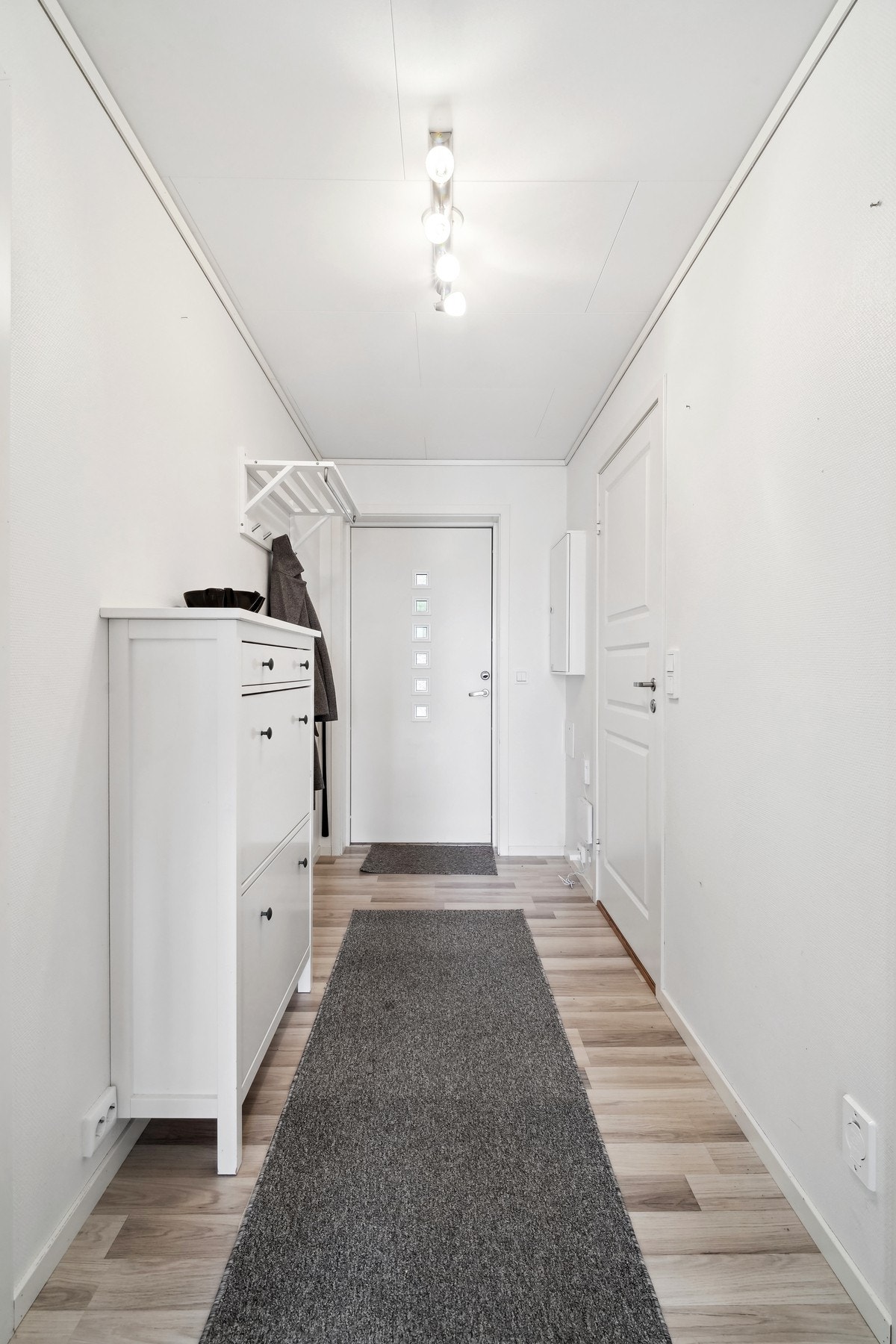 Entrèen er lys med plass til ekstra oppbevaringsmøbler. Velkommen inn! Galleribilde