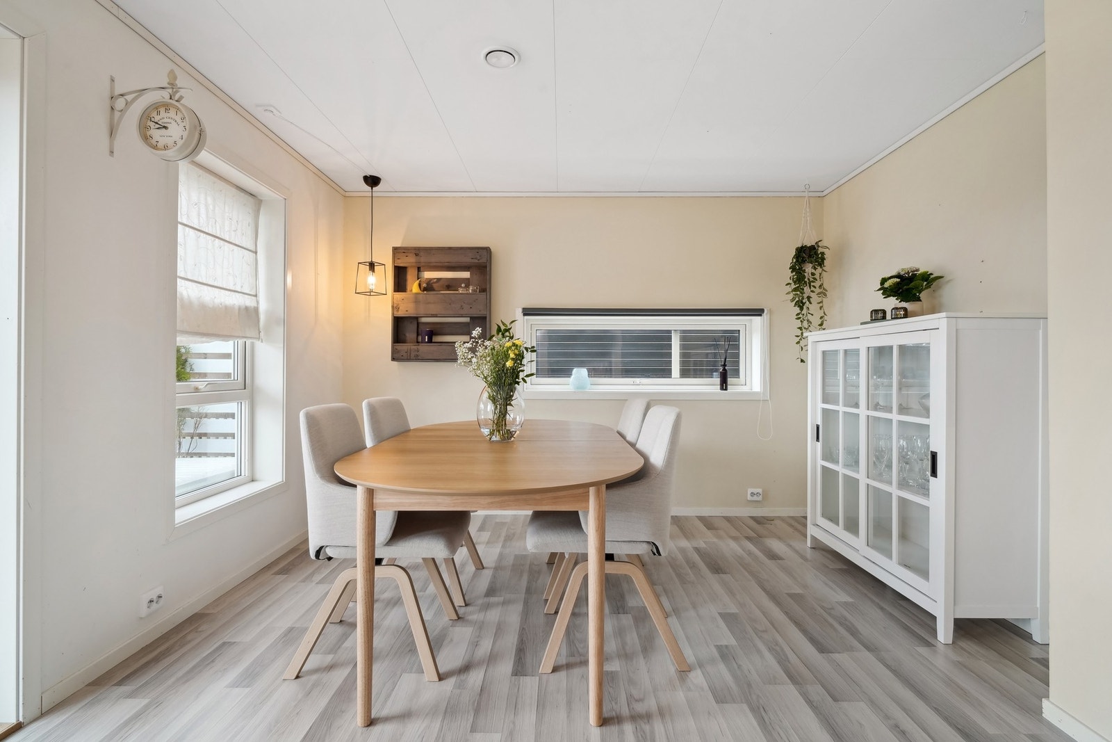 Den åpne og luftige løsningen gir deg mulighet til å innrede en spiseavdeling som passer din stil og dine behov. Galleribilde