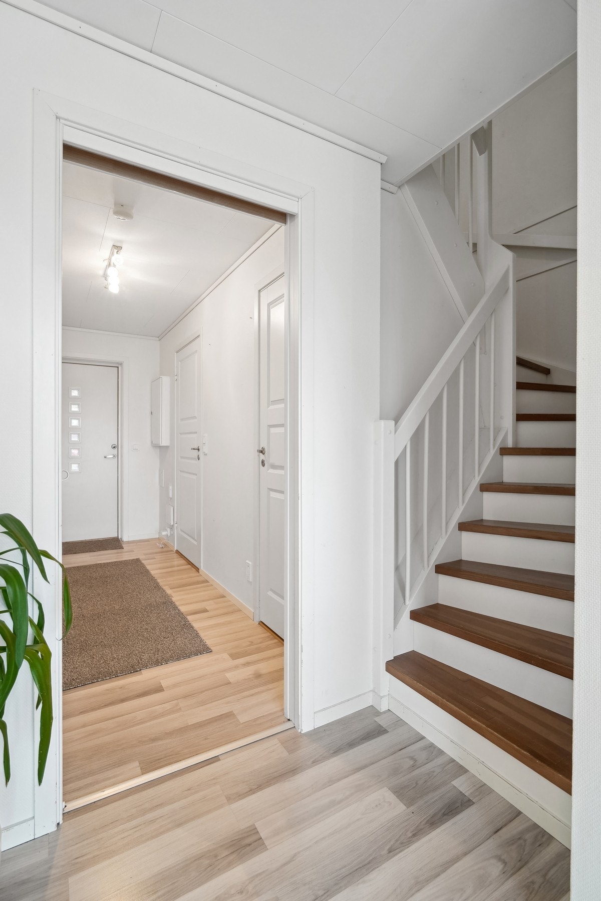 I gangen finner du også en praktisk innvendig bod, bak døren nærmest trappen. Vi beveger oss nå opp i 2. etasje. Galleribilde