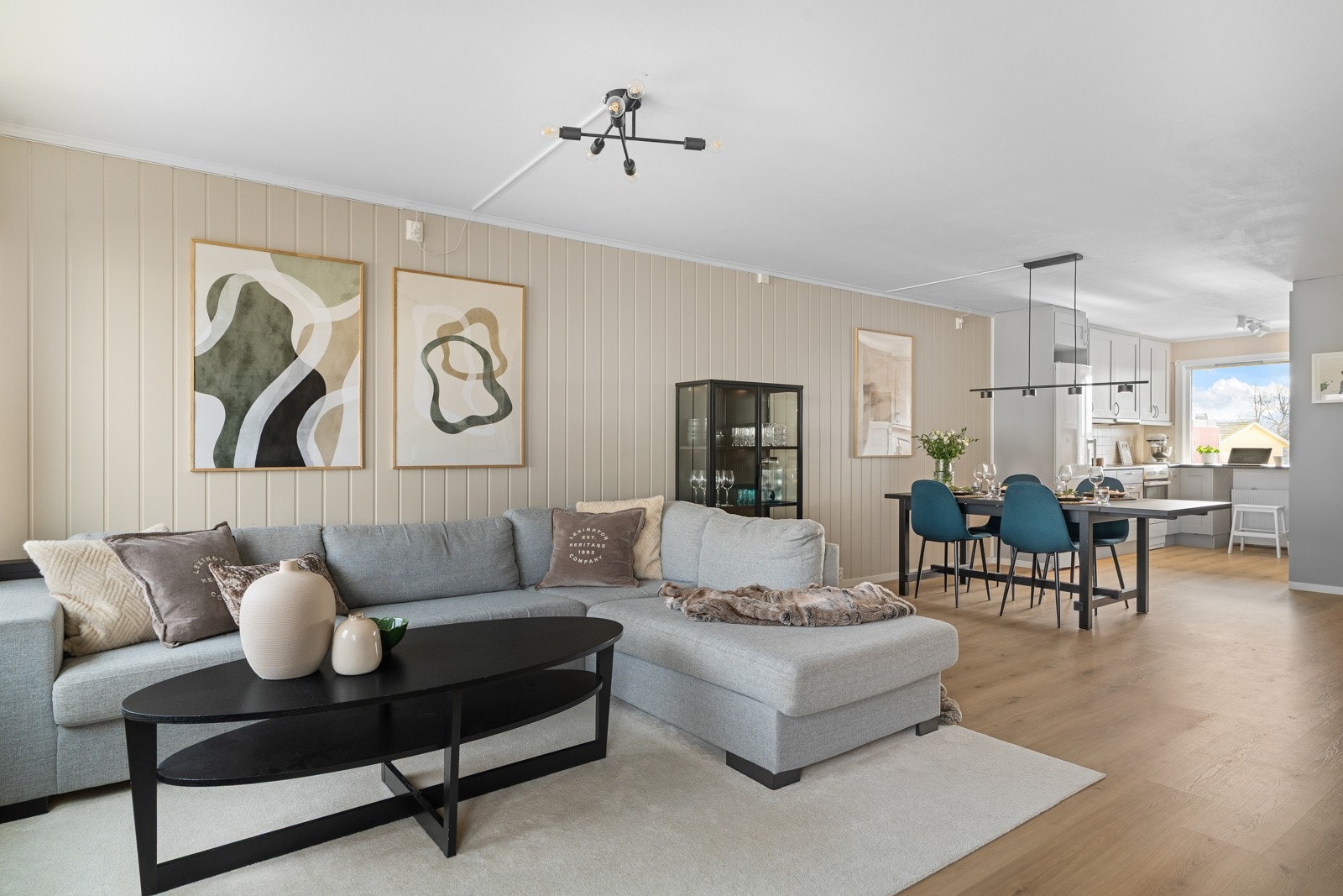 Stuen har en fin utforming og størrelse, som gir plass til både spisebord, sofagruppe og mediemøblement. Galleribilde