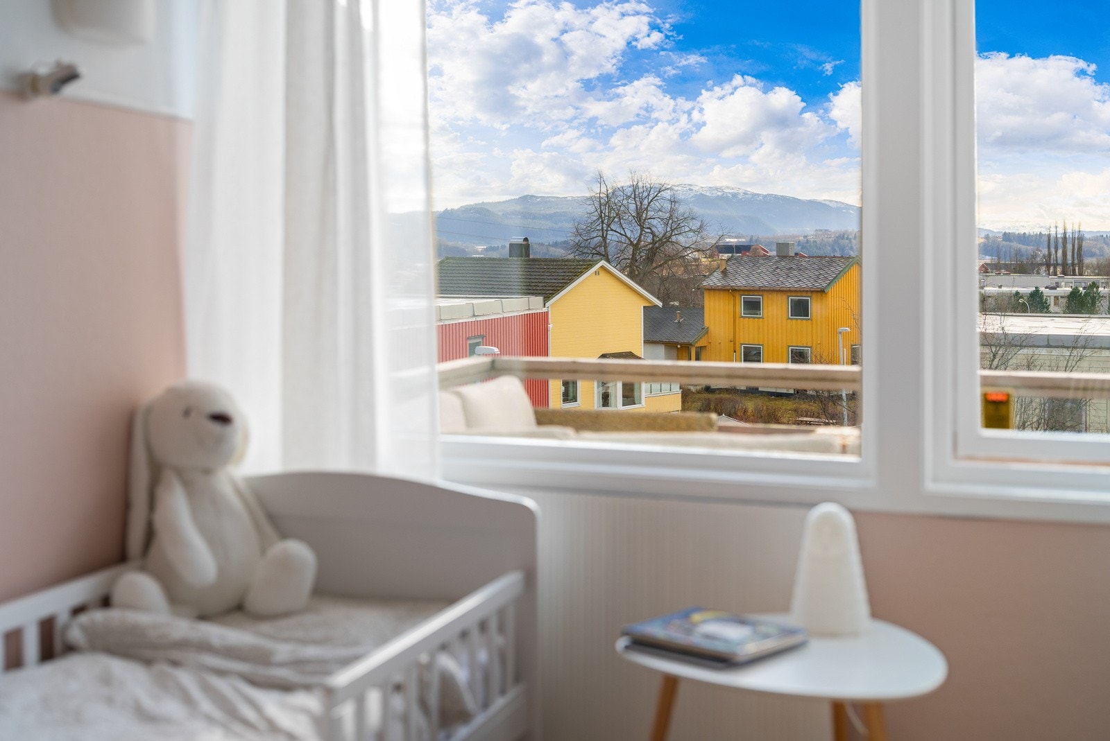 Fra soveromsvinduene har man fin utsikt. Sørvendt orientering på 2 av rommene. Galleribilde