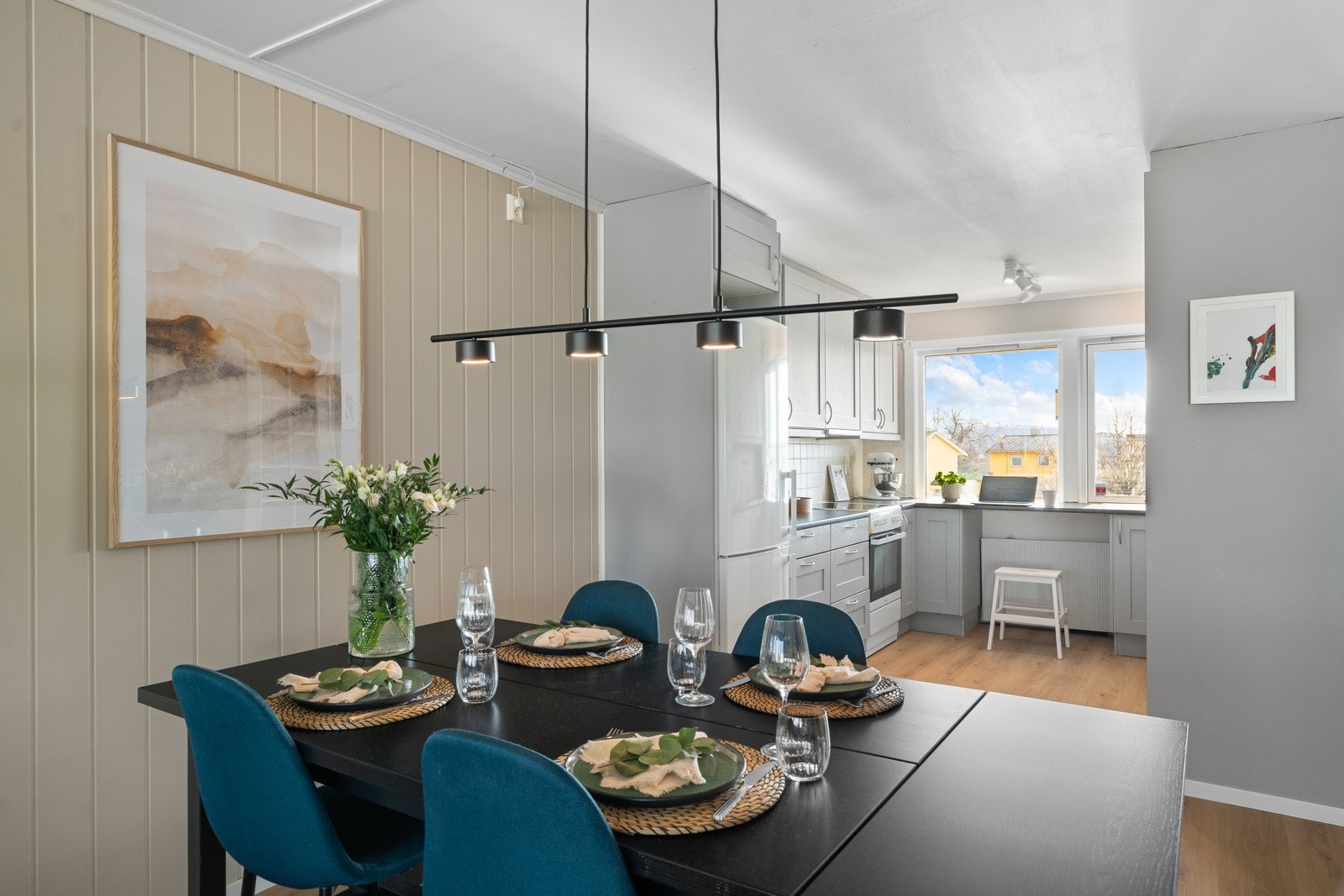 Kjøkkenet avdeles naturlig mot stuen med en hyggelig spiseplass. Galleribilde