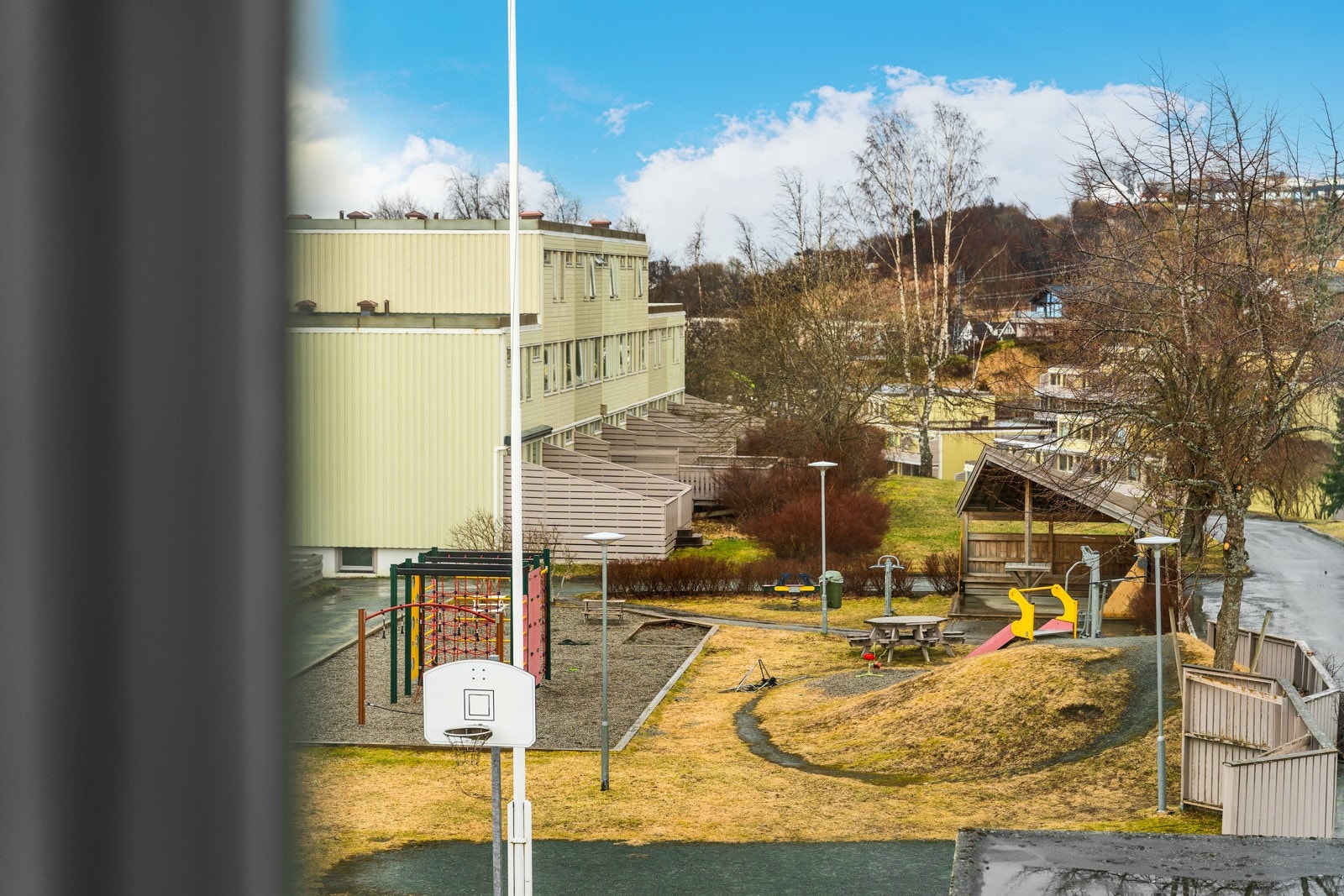 Fra stuevinduene er det fint utsikt mot blant annet den flotte lekeplassen. Galleribilde