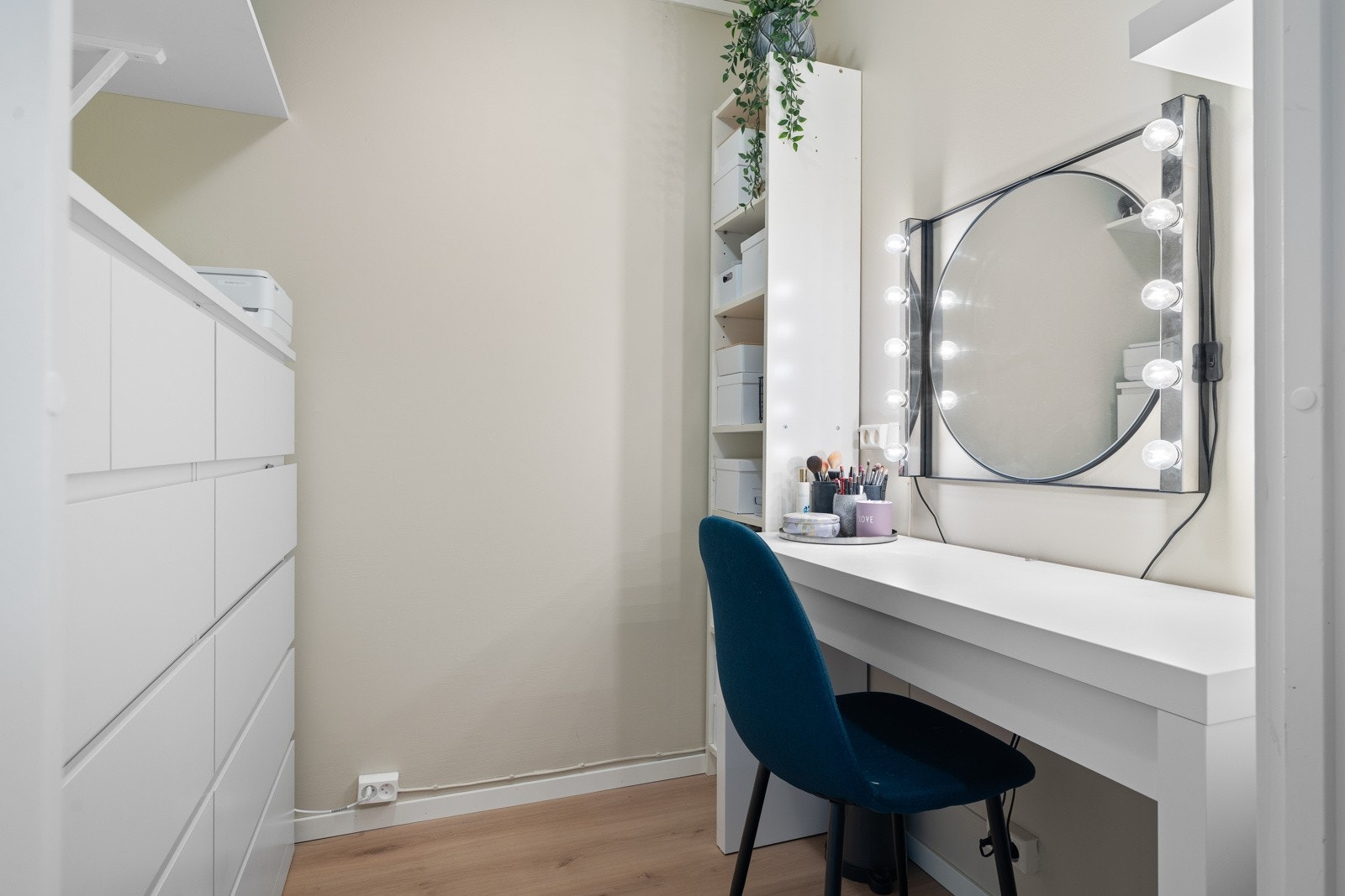 Bod på 3,2 kvm som i dag benyttes til kontor/sminkerom. Galleribilde