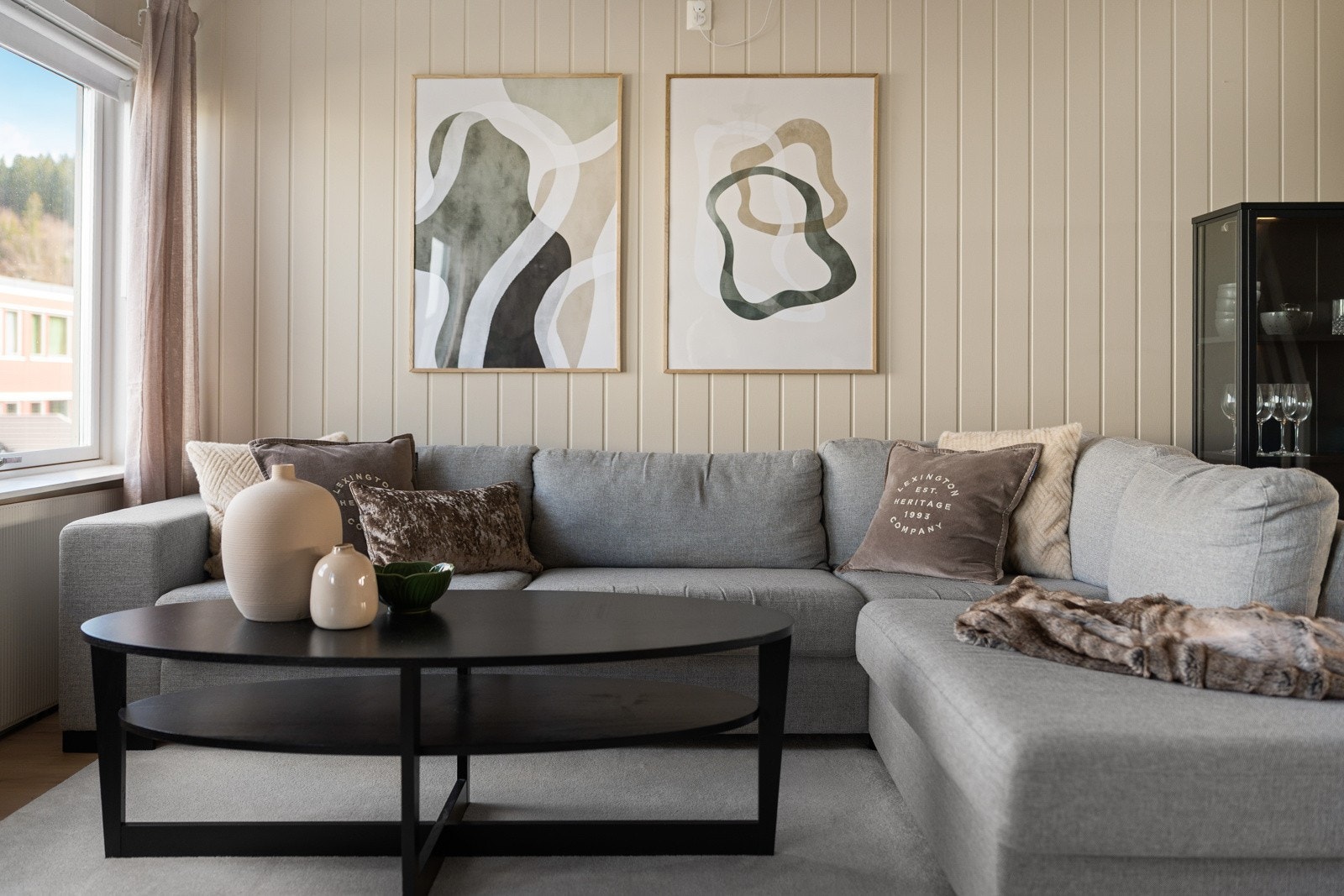 Innvendig fremstår leiligheten meget tiltalende, med moderne fargevalg. Galleribilde