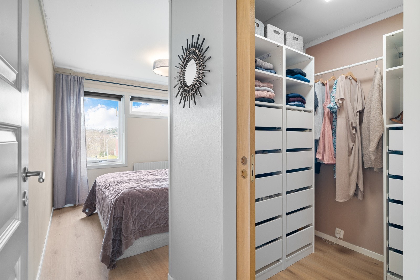 Praktisk garderoberom rett ved hovedsoverommet. Galleribilde