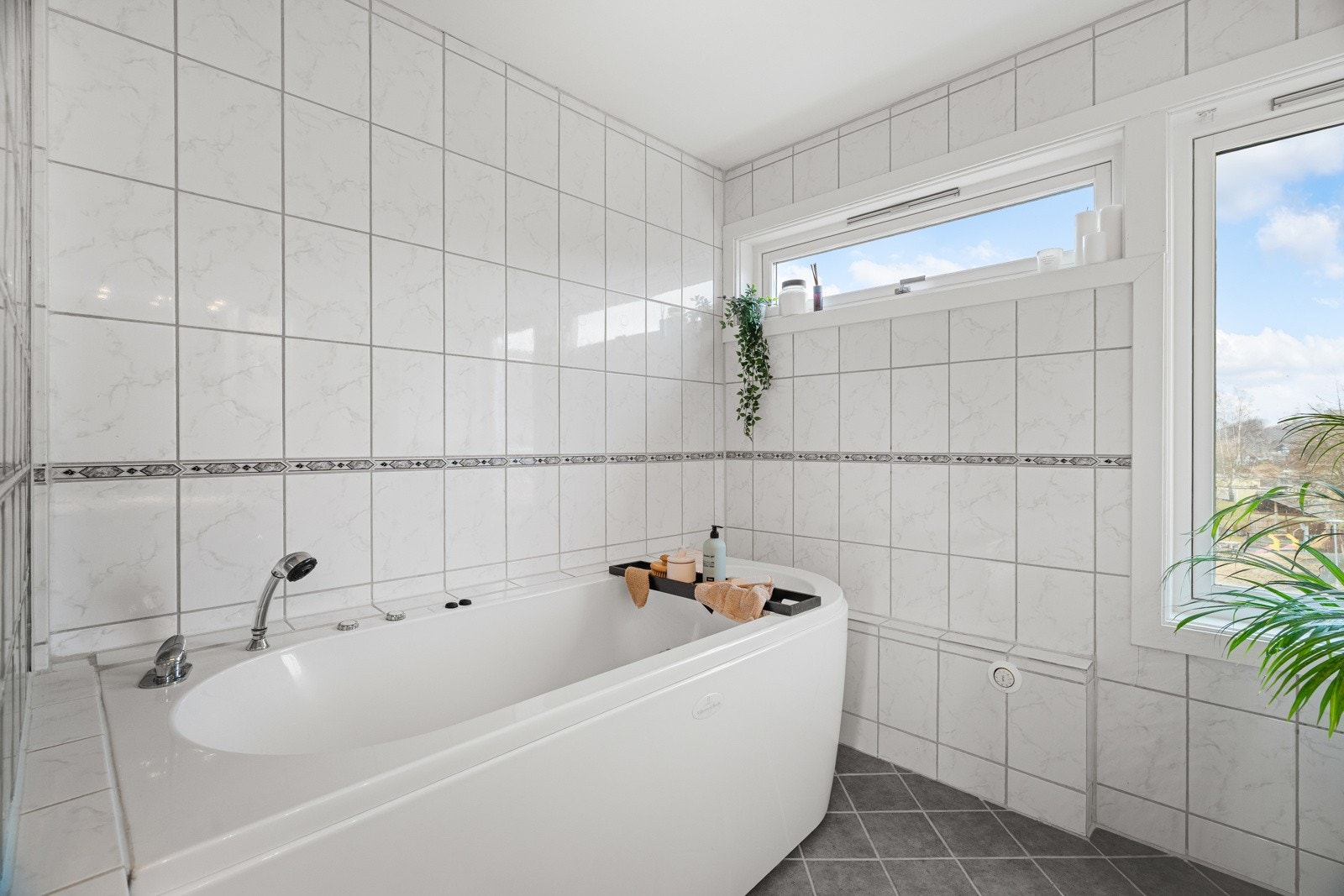 Mange vil nok sette pris på at det også er badekar. Galleribilde