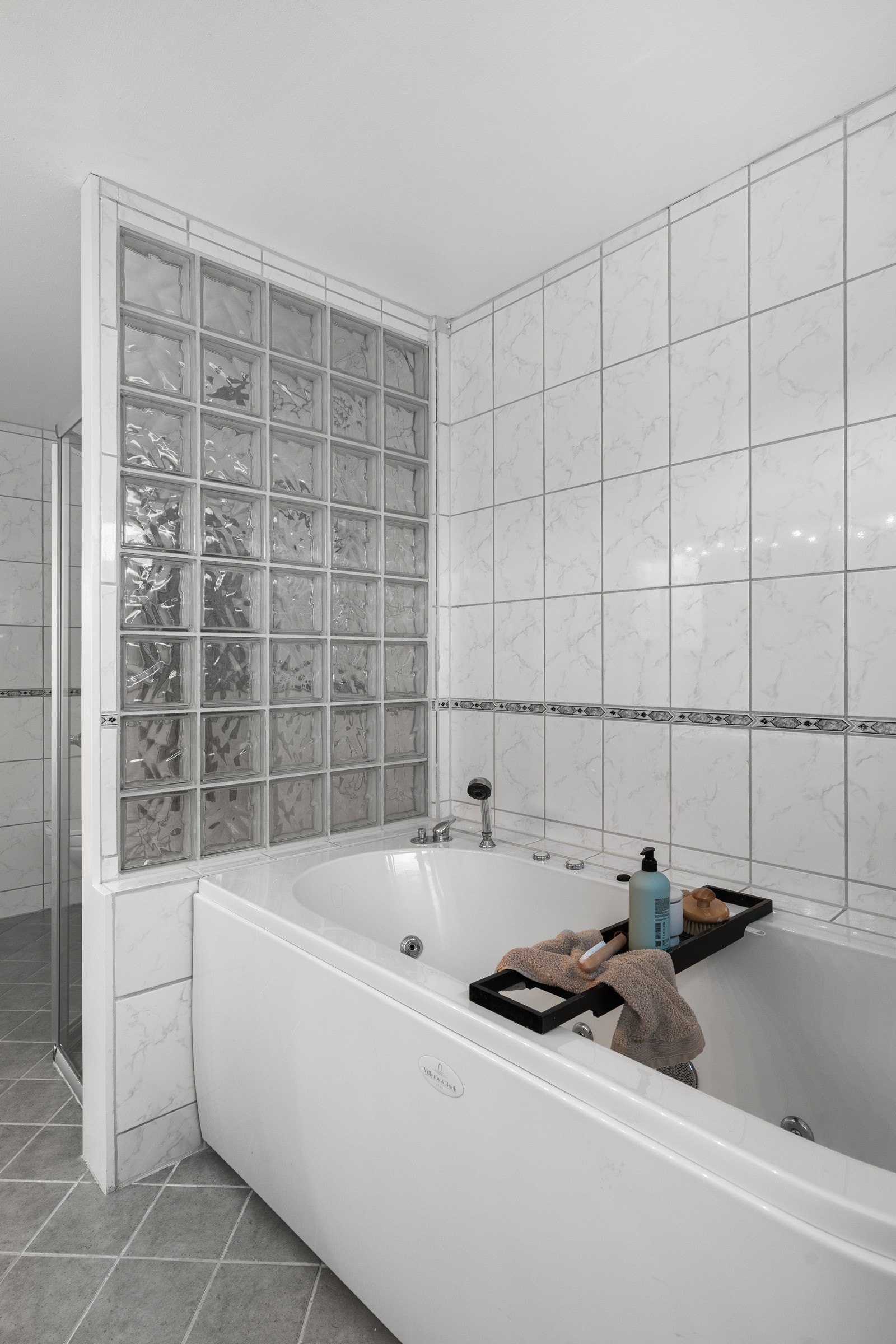 Mellom dusjhjørnet og badekaret er det en praktisk vegg. Galleribilde