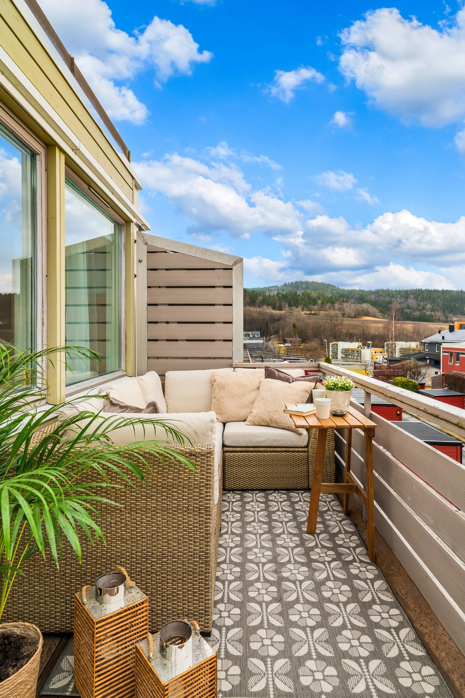 Fra soverom 3 er det adkomst til en balkong på 9 kvm med utsikt over nærområdet. Galleribilde