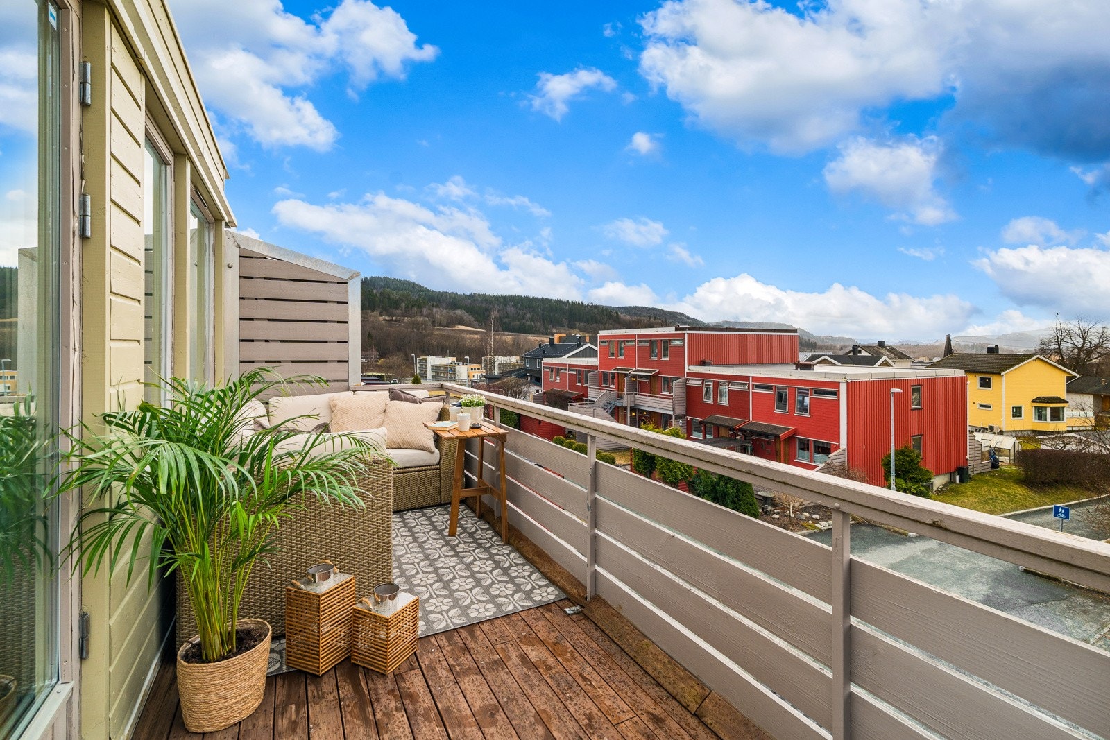 Fra den sørvendte balkongen på 9 kvm. er det plass til utemøblement og utsikt over nærområdet. Galleribilde