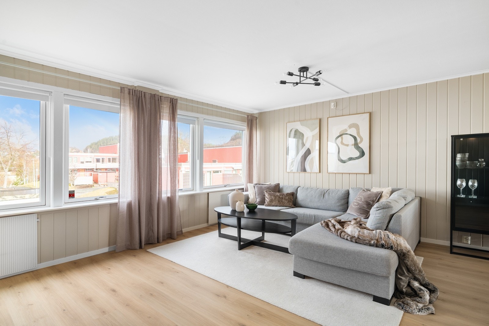 Rommet oppleves lyst og luftig med vindusflater ved begge endevegger. Galleribilde