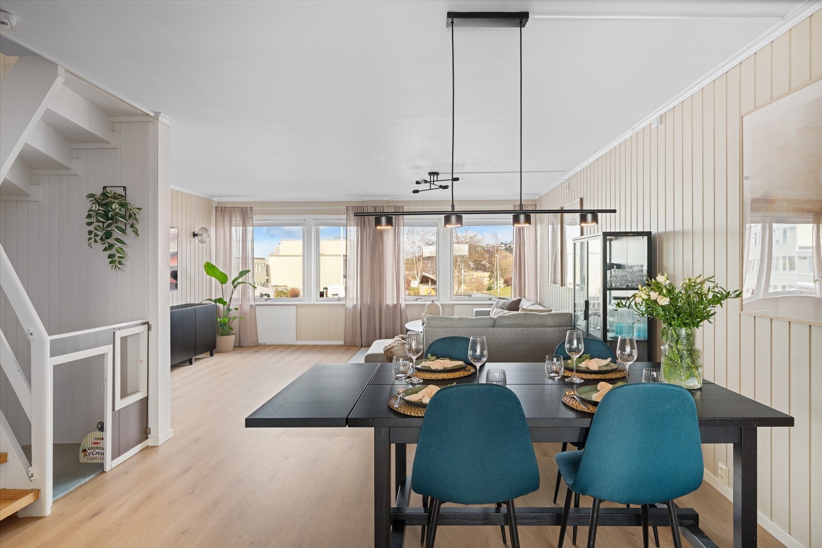 I forlengelse av entréen finner man et fantastisk allrom på ca. 47 kvm bestående av stue, spisestue og kjøkken med flotte gulv. Galleribilde