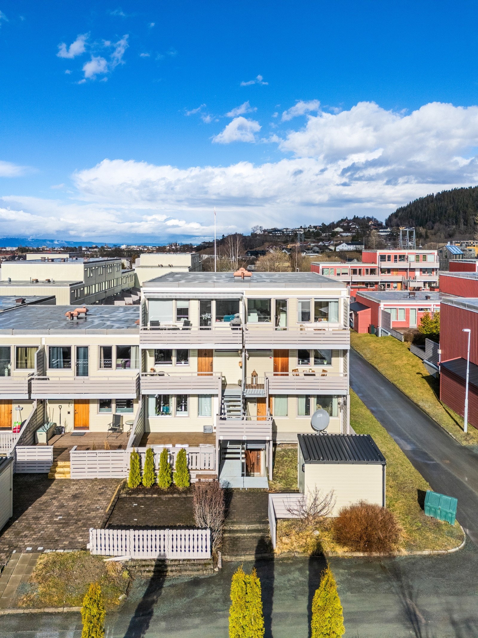 Området byr på en kombinasjon av naturskjønne omgivelser og bynære fasiliteter, noe som gjør bydelen svært attraktiv, både for barnefamilier, unge og eldre. Galleribilde