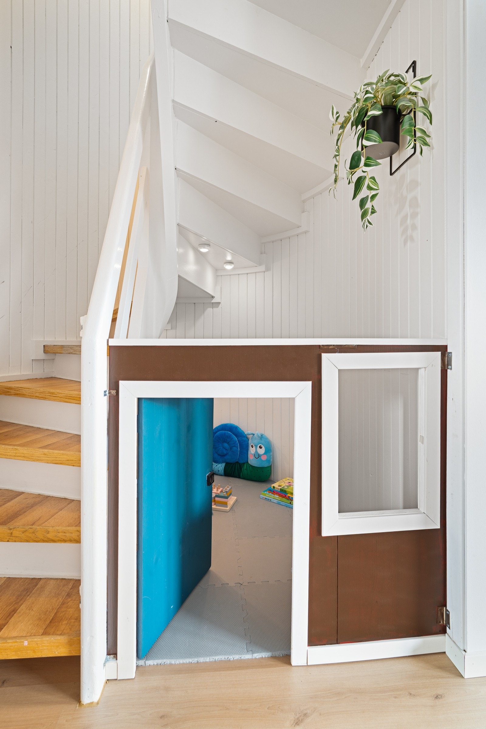 Under trappen til øverste etasje er det etablert en svært praktisk lekeplass til barna. Galleribilde