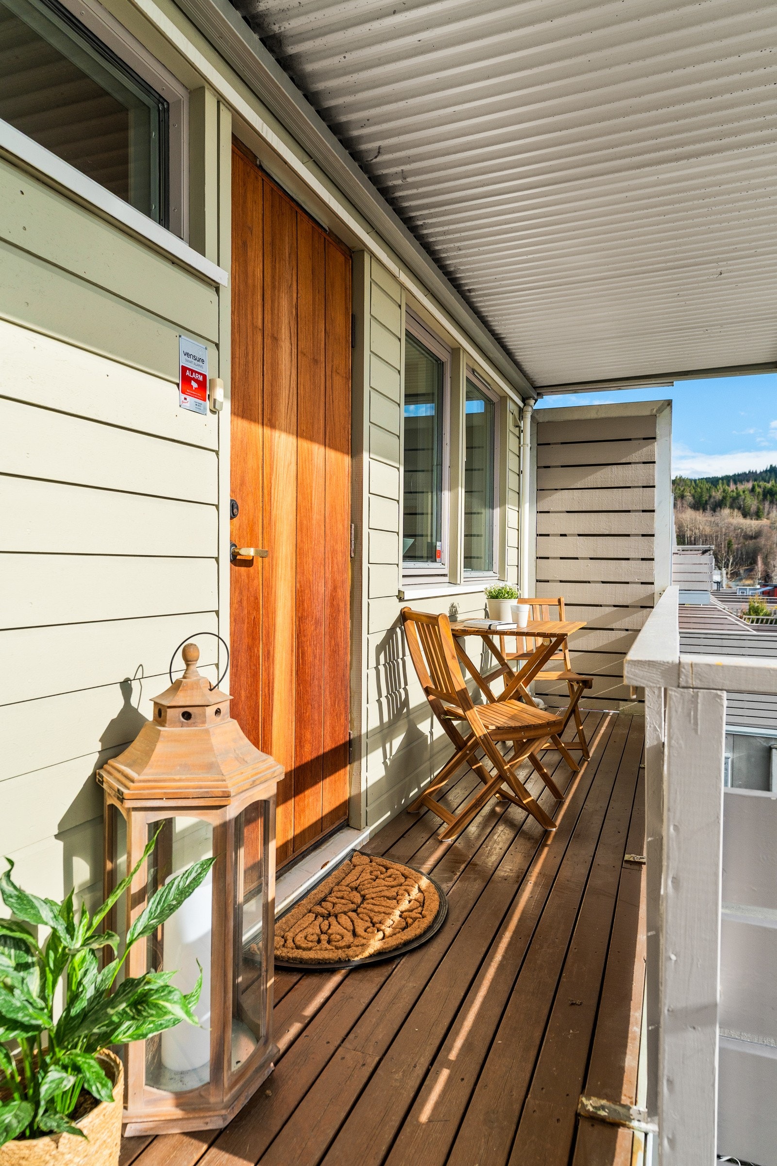 Fra bakkeplan tar man trappen opp til et sørvendt inngangsparti med sol gjennom store deler av dagen og her er det plass til en liten sittegruppe. Galleribilde