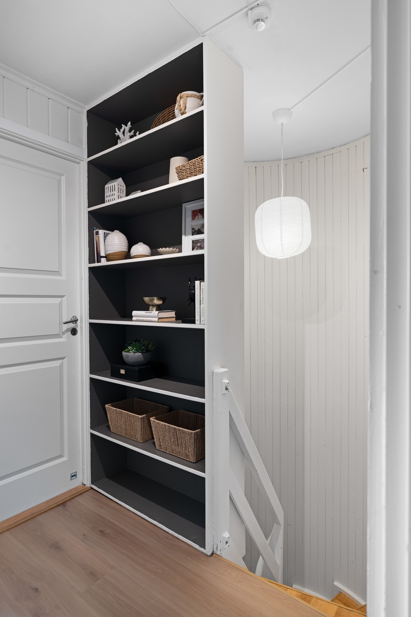 Tar man trappeløpet opp til 3. etasje ankommer man et gangareal som fordeler seg til 3 soverom, garderoberom, kontor/sminkerom og et flislagt bad. Galleribilde