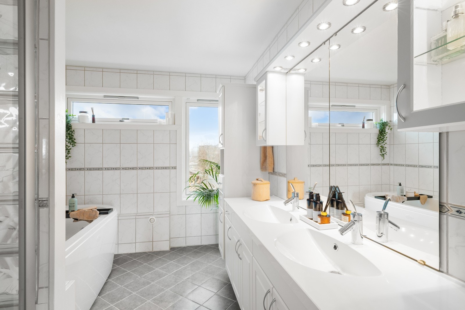 Lyst flislagt baderom på 10 kvm. med varme i gulv. Galleribilde