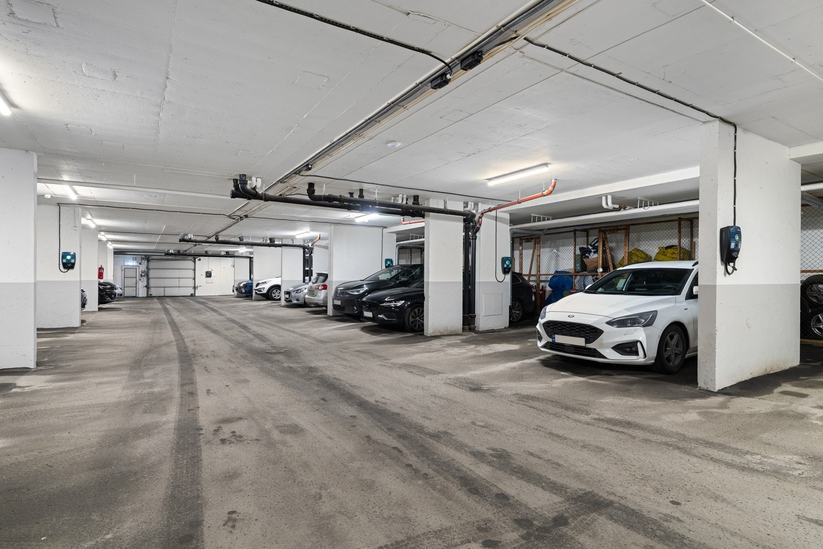 Egen garasjeplass i oppvarmet garasjekjeller medfølger. Det er mulig å etablere ladeboks for elbil og det er flere utvendige ladestasjoner. Galleribilde