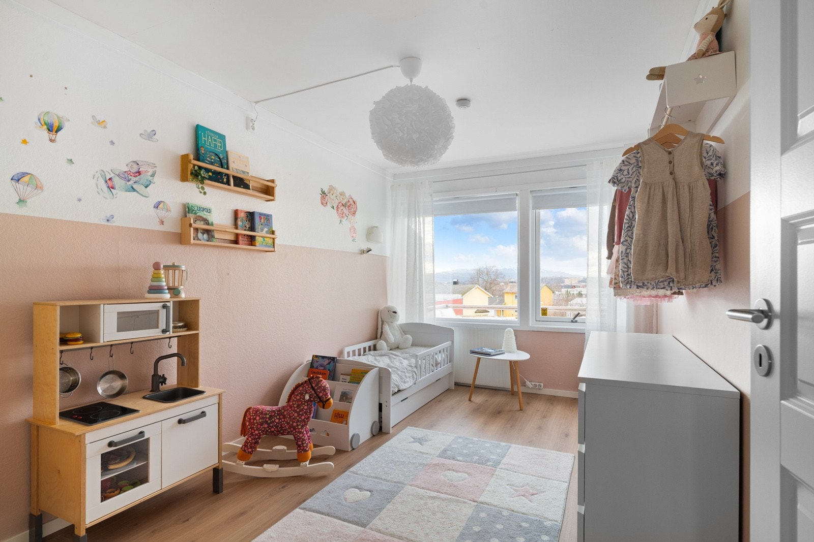 Soverom 2 er på 11,4 kvm. Galleribilde