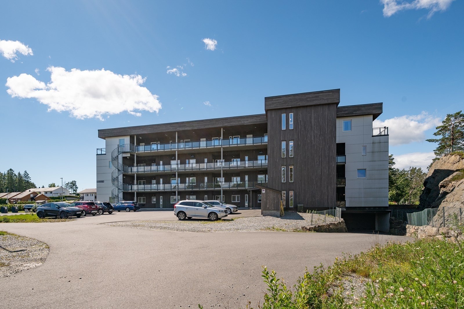 Asfaltert gjesteparkering på sameiets tomt Galleribilde