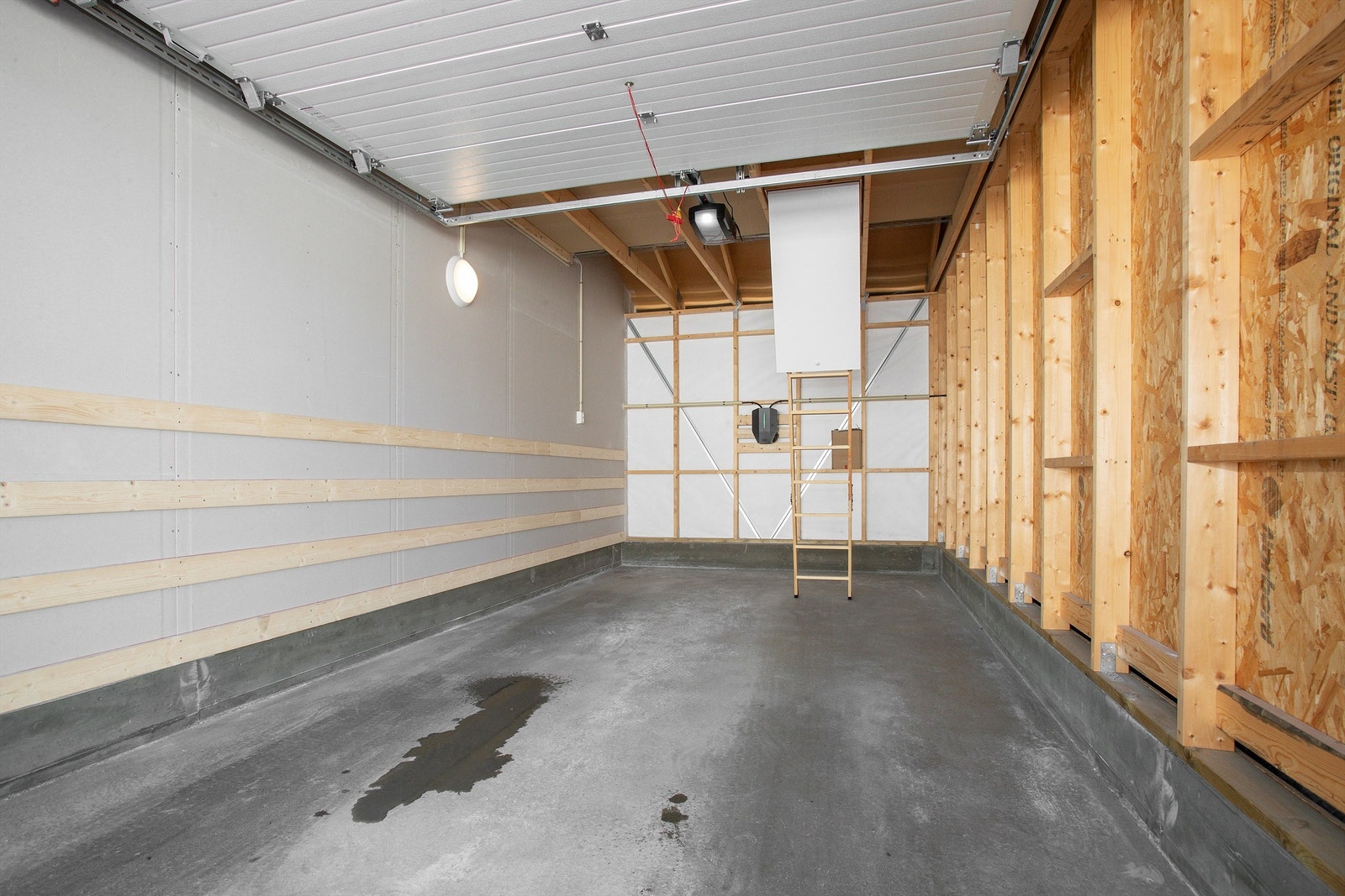 Ny garasjerekke fra 2023 med elbillader og loft Galleribilde