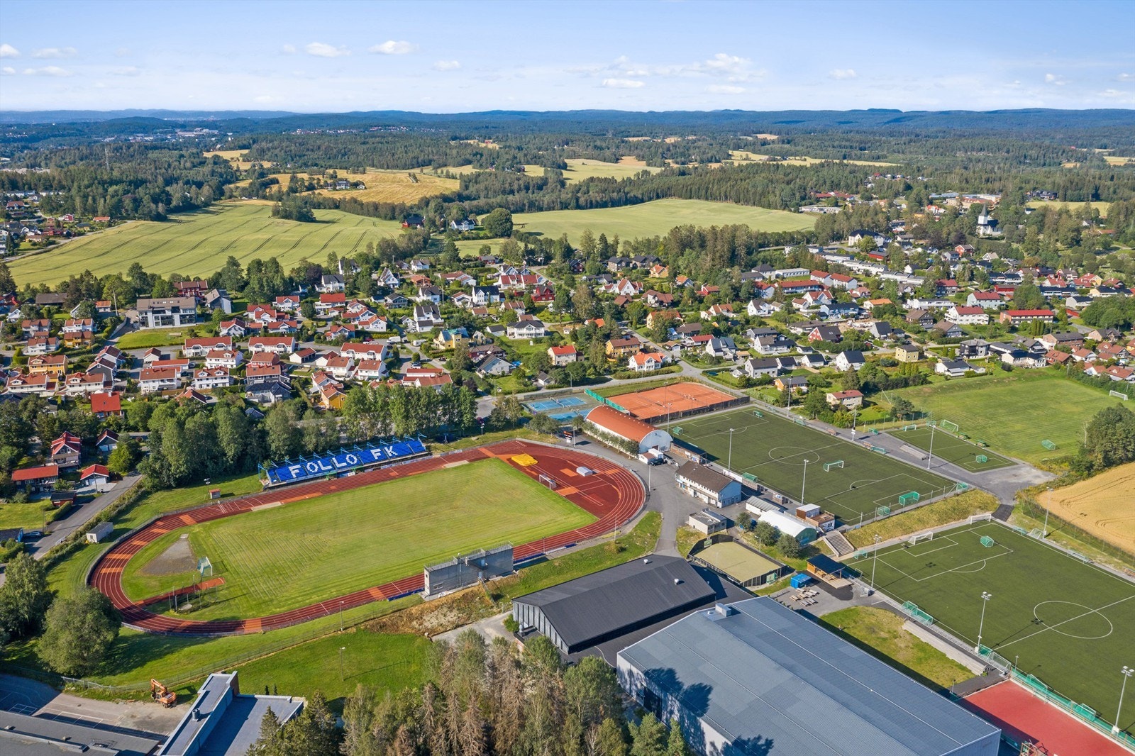Ski idrettspark byr på bl.a. kunstgressbaner, gressbaner, friidrettsbane, tennishall, utendørs tennisbaner, ishall, håndballhaller og klubbhus Galleribilde