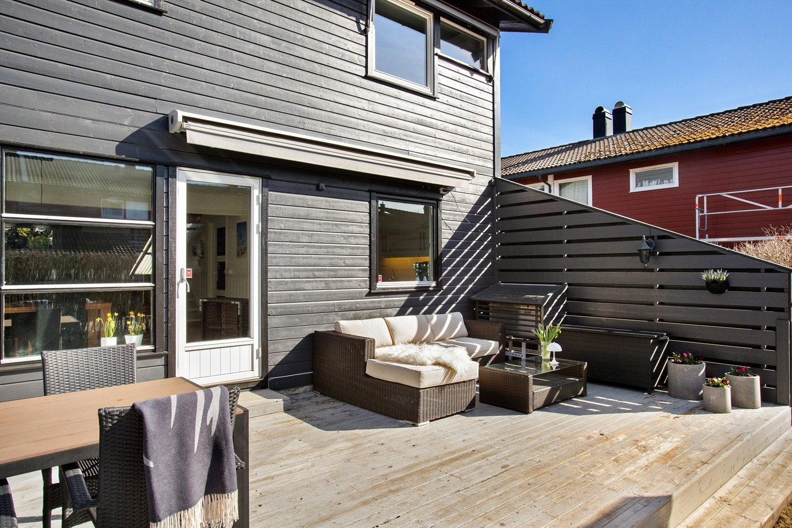 Utgang fra stue/kjøkken til stor terrasse på ca. 29 kvm. med elektrisk markise Galleribilde