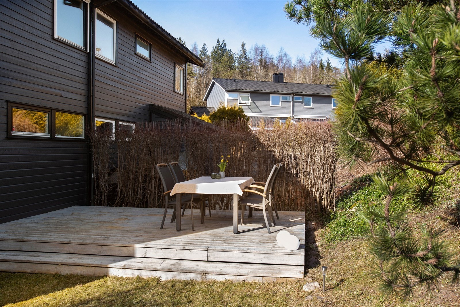 Det er terrasse både foran og bak boligen Galleribilde